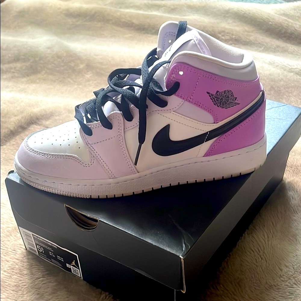 Mid-top Air Jordan 1